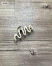 Load image into Gallery viewer, Camielle Claw Clip
